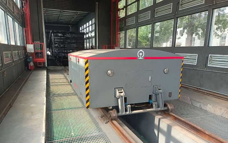 鋼鐵巨龍，縱橫無界：公鐵兩用軌道牽引車的非凡使命